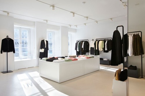 Showroom mit Präsentationsvitrinen