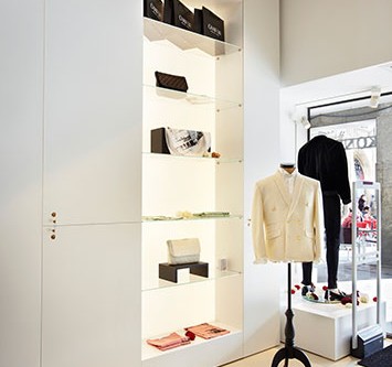 Einbauschrank, Fronten lackiert mit Glasregal.