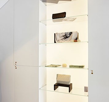 Glasregal mit hinterleuchteter Rückwand.