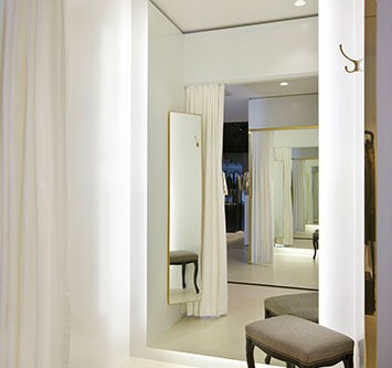 Umkleide mit hinterleuchtetem Spiegel.