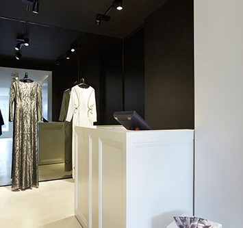 Kassentheke mit Glasvitrine