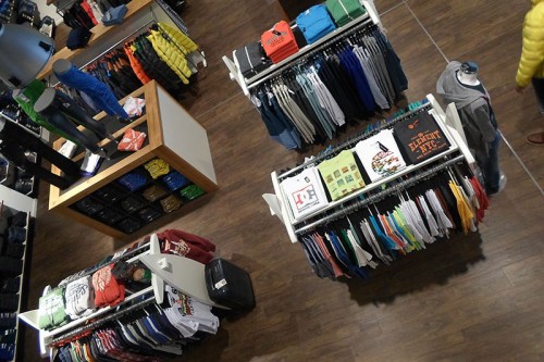 Ausstellungsregale für Bekleidung.