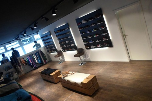 Präsentationsregal für Schuhe, hinterleuchtet und Sitzbänke aus Fichte Vollholz.