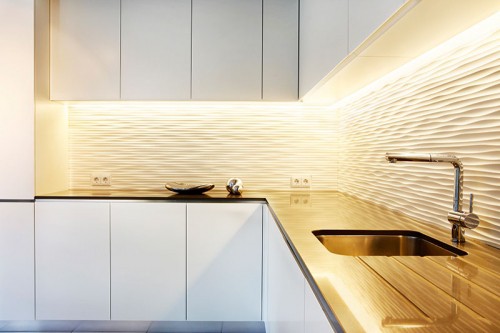 Küchenrückwand aus Corian profiliert und Arbeitsplatte aus 'Silestone'