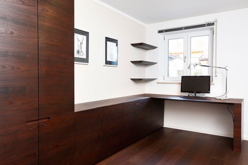 Arbeitszimmer mit Einbaumöbeln aus Akazie geräuchert und gewachst.