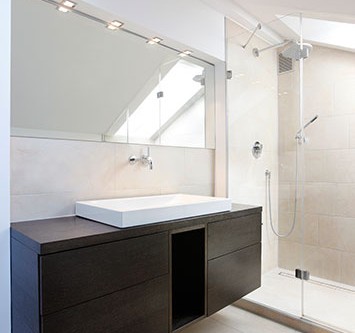 Badezimmer mit Waschtischunterschrank aus Eiche gräuchert mit Schubläden.