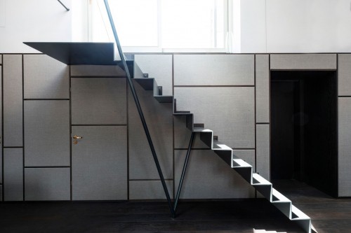 01-Loft-Wohnbereich-Stoffbespannte-Wandverkleidung-Treppe