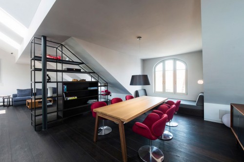 03-Loft-Essbereich-Esstisch-Eiche-Raumteiler-Schwarzstahl-Eichenregale