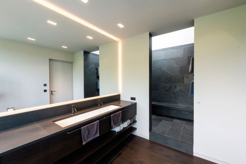 05-Loft-Bad-Badmoebel-Raeuchereiche-Steinschiefer-Spiegel