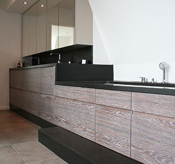 Badewannenverkleidung aus Eiche geräuchert und lasiert.