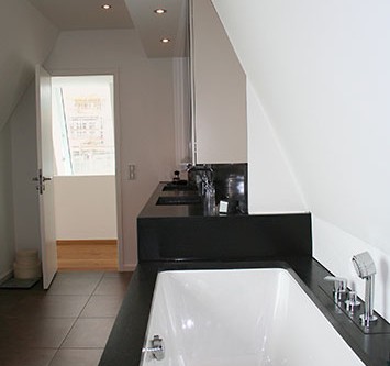 Badewannenabdeckung aus Naturstein.