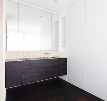 Badezimmer, Waschtischunterschrank in Akazie geräuchert und Einbauschrank mit Oberflächen aus Schleiflack