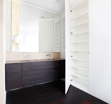 Einbauschrank mit Glasregal, Böden höhenverstellbar.